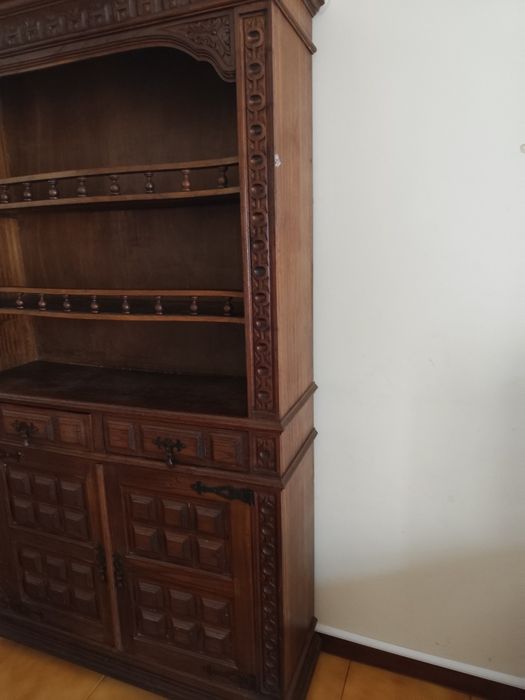 Armário antigo para restaurar.