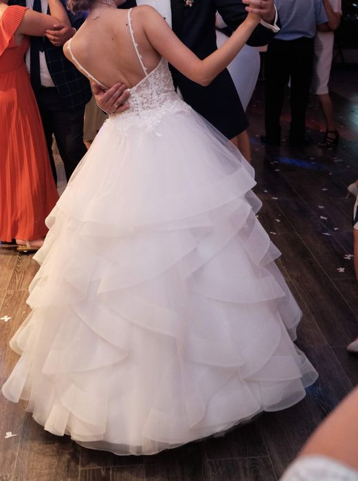 Biała suknia ślubna.