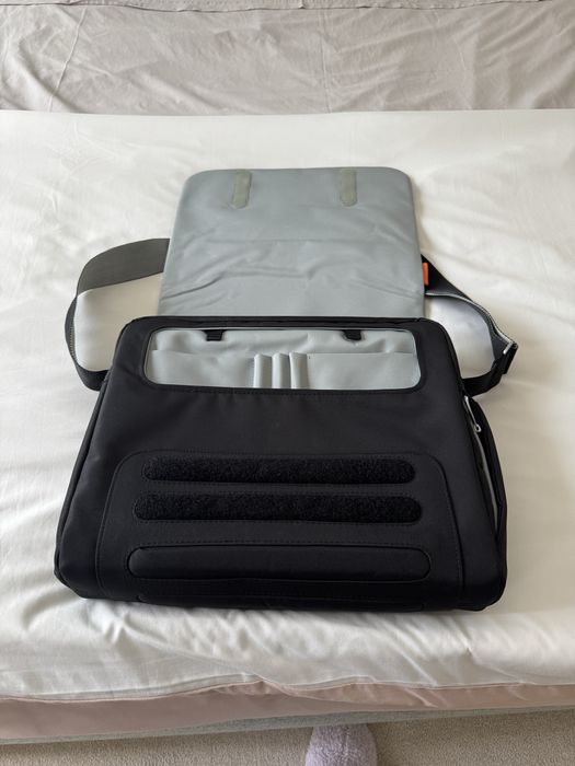 Pasta para computador, preta, com divisórias