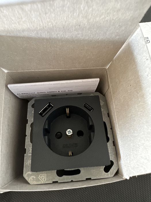 Розетка з з/к і USB тип A + USB тип C, JUNG