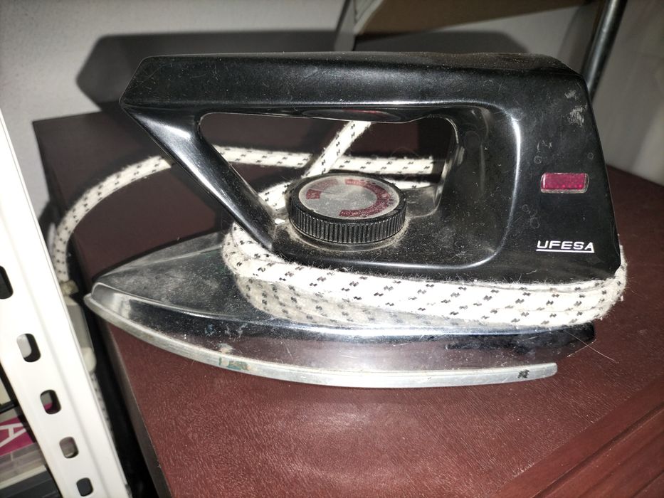 Ferro de engomar antigo