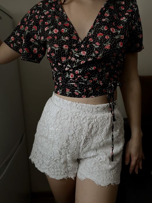 Krótkie spodenki z koronką.