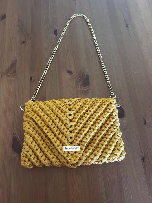 Bolsa envelope cor mostarda em malha premium