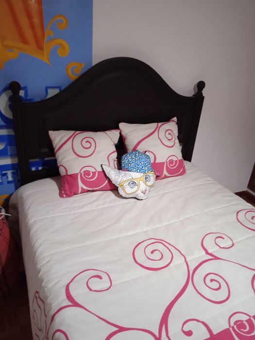 Cama com colchão novo.