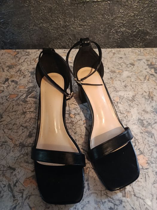 Продам чорні босоніжки на каблуку