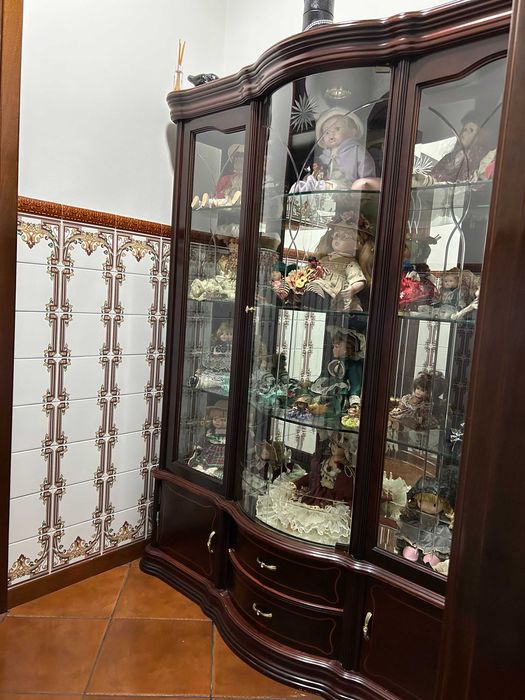 Vitrine em Madeira com Portas e Prateleiras de Vidro