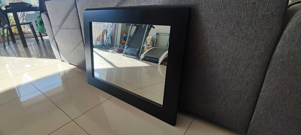 Espelho de Parede com Moldura Preta (90x64cm) - Hall de Entrada