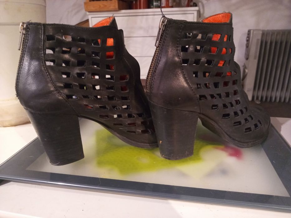 Czarne szkorzane botki 39