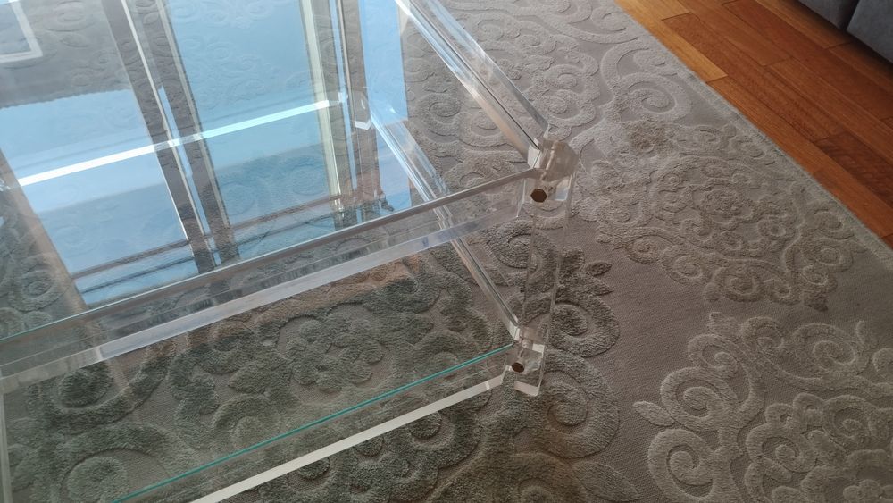 Mesa de centro em acrílico