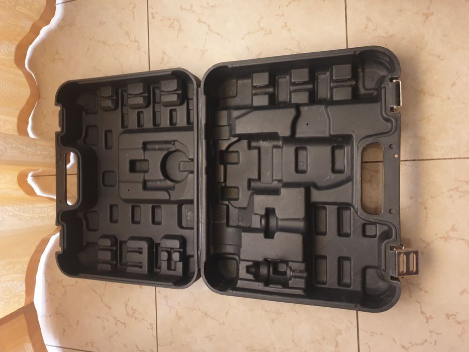 Caixa / mala Black + Decker para martelo demolidor