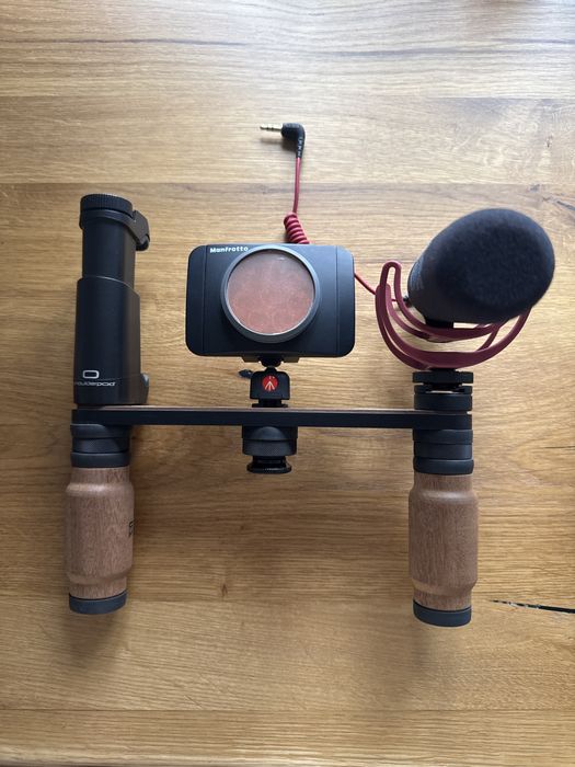 SHOULDERPOD X1 ze światłem, statywem Manfrotto oraz Mikrofonem Rode