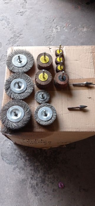 Material de desbastar e limpeza com 2 frezes novas...