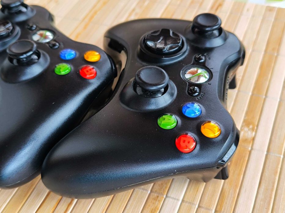 Два геймпади Xbox 360, бездротовий адаптер, кабель Play and Charge Kit