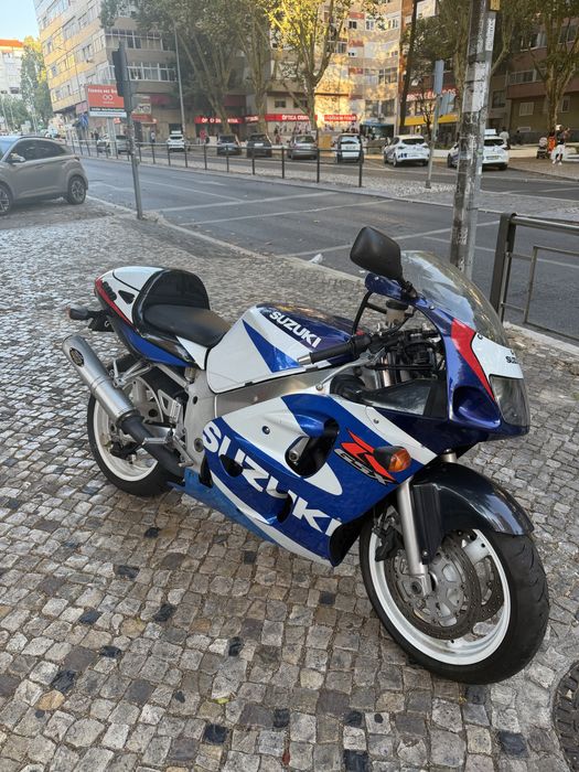 Moto suzuki reviçao feita este mes , com tudo novo 28410 kilomtros