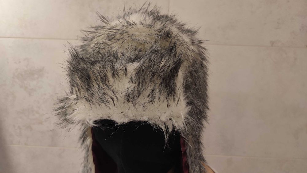 Czapka futrzana z pomponami