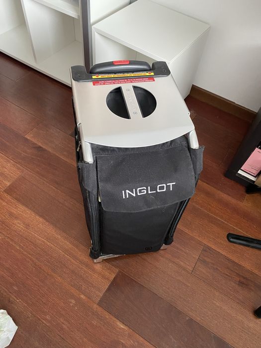 Walizka na kółkach, fryzjerska, makijaż. inglot