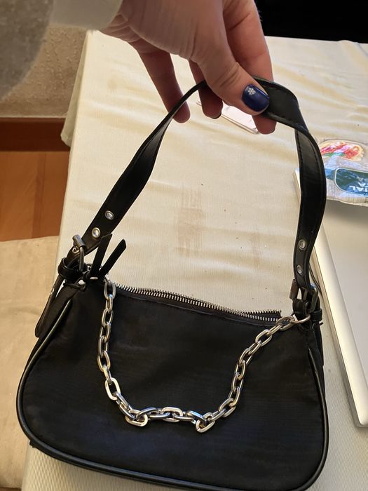 Malas pretas pequenas mão e tiracolo