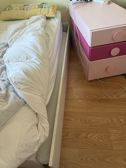 Cama de solteiro incluíndo mesa de cabeceira para criança