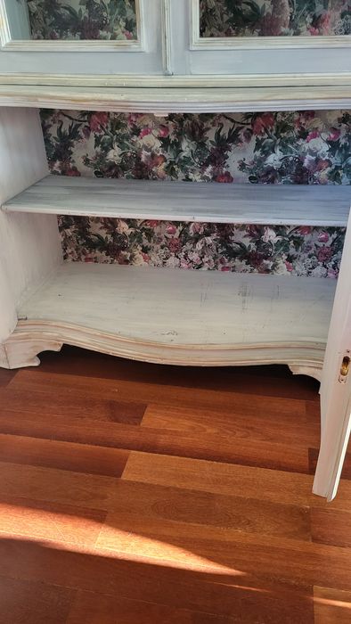 Biały kredens przerobiony na styl prowansalski