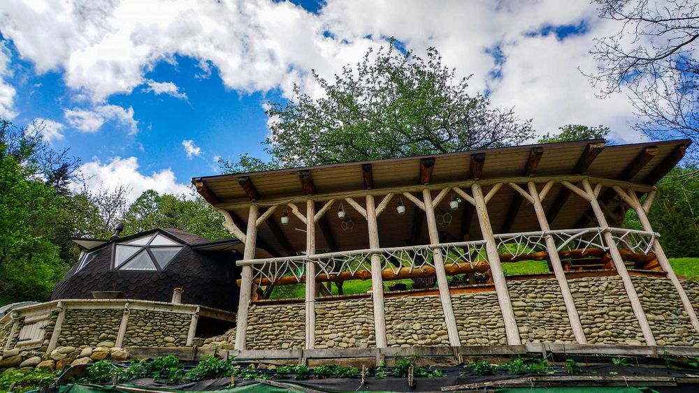 Земля з будинками в Карпатах Готовий бізнес / еко-комплекс в горах.