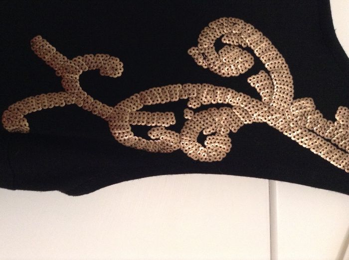 Vestido preto com pormenores dourados