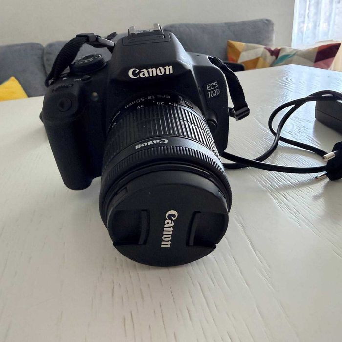 Продам фотокамеру Canon EOS 700D з об'єктивом 18-55, сумкою та карткою пам'яті.