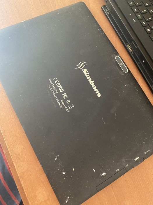 Tablet e teclado para peças