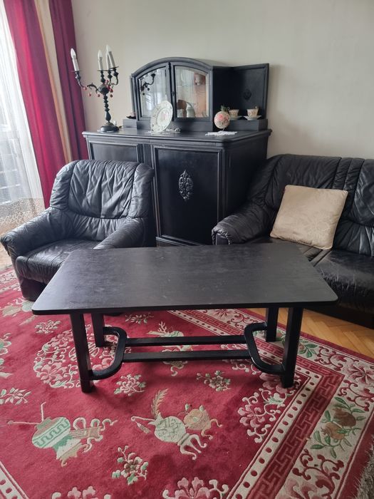 Drewniana czarna ława .