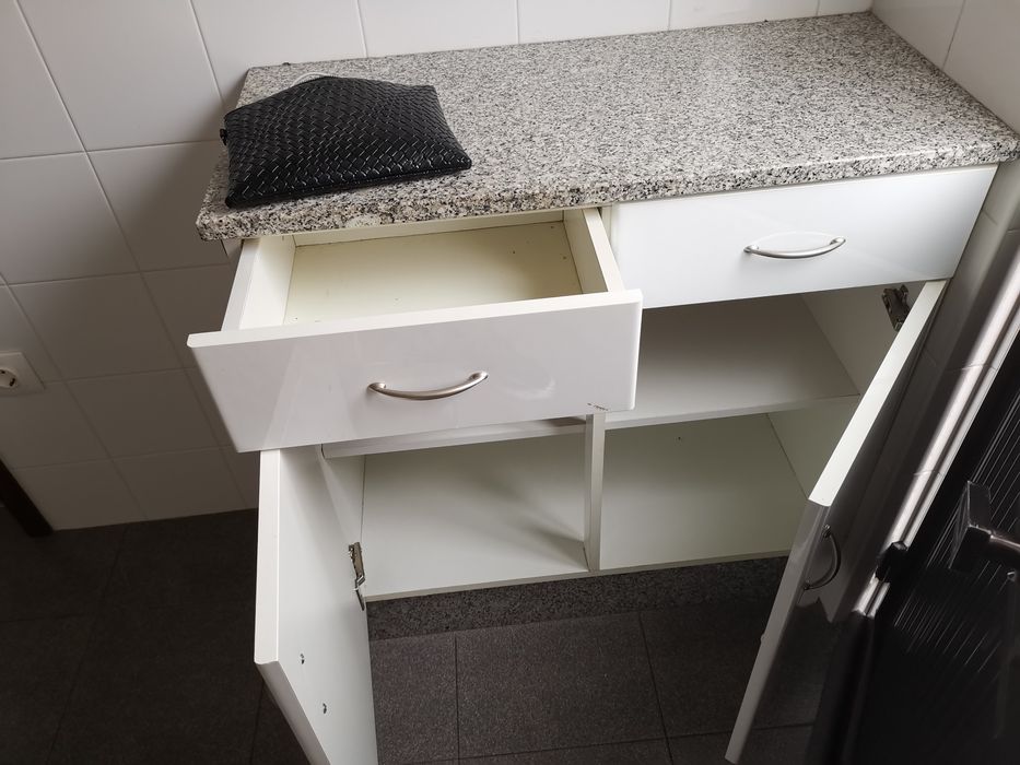 Mobiliário de cozinha e casa de banho