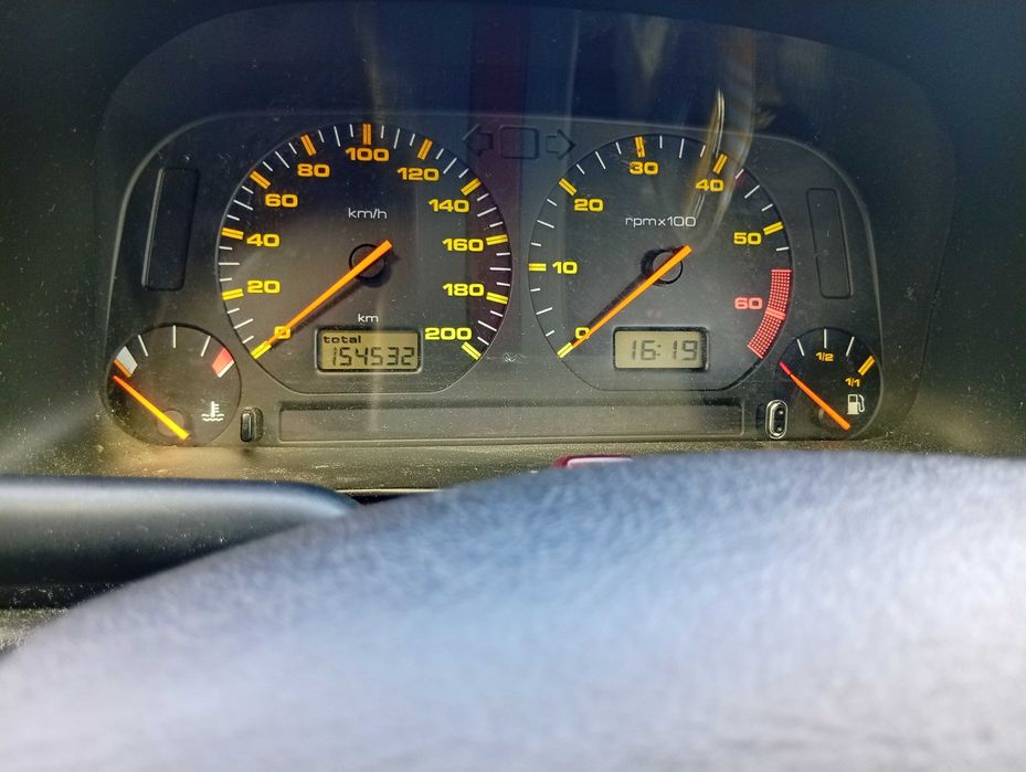 Estou a vender um SEAT Córdoba de 1997, ideal para quem procura um carro económico, simples de mante