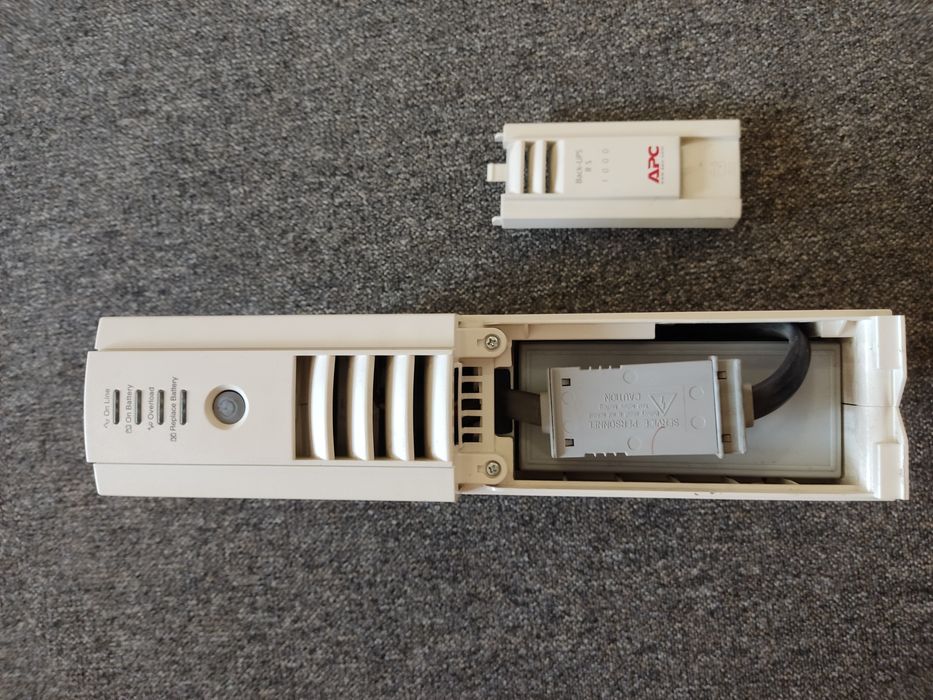 UPS firmy APC 1000VA/600W