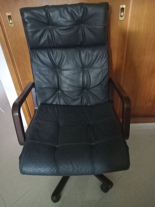Cadeirão execitivo giratória em pele como nova