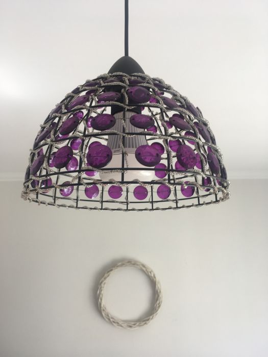 Candeeiro de teto com pedras roxas