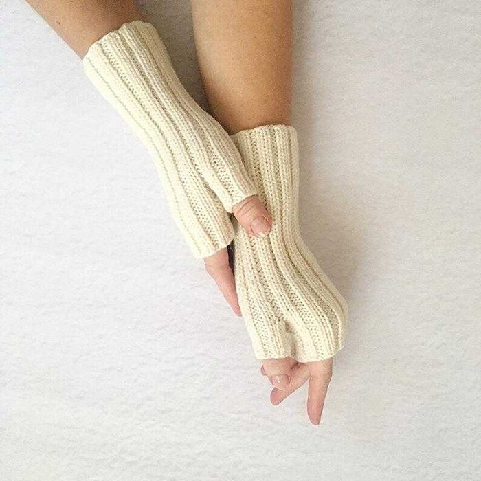 В'язані мітенки молочного кольору