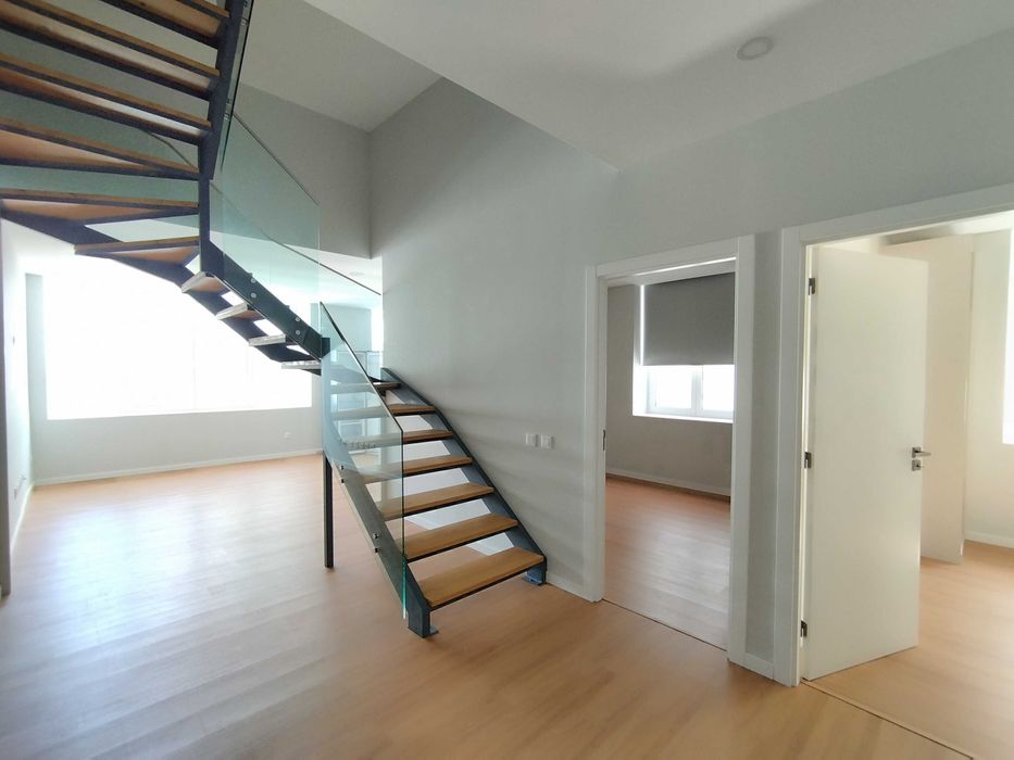 Arrenda-se T4 duplex, novo, em construção moderna. Elegante, confortável e espaçoso.