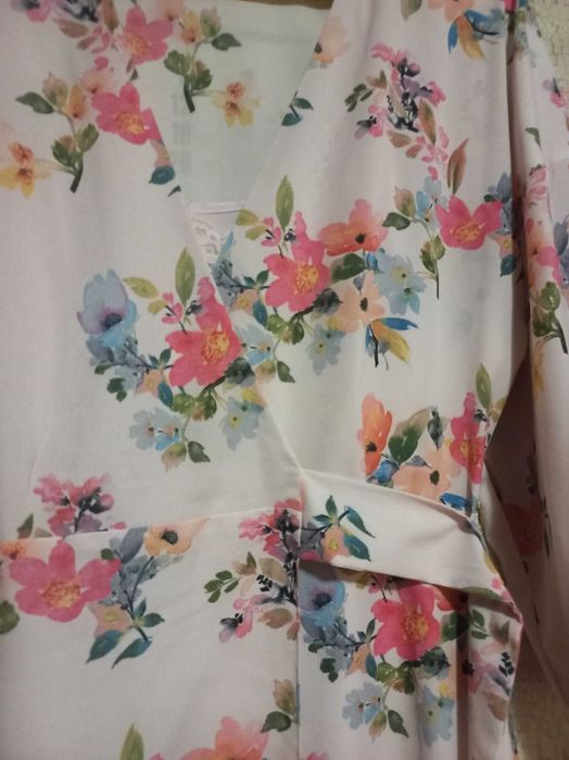 Ошатна сукня скроєна на запах в яскравий квітковий принт.
Mango