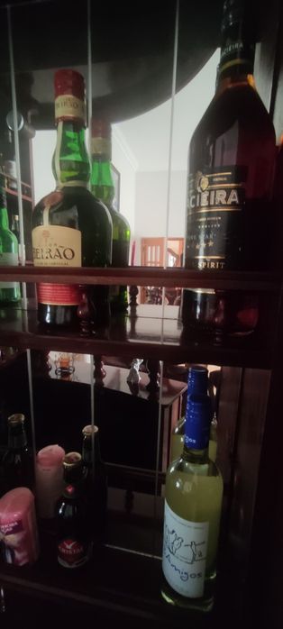 Móvel-bar de canto electrificado