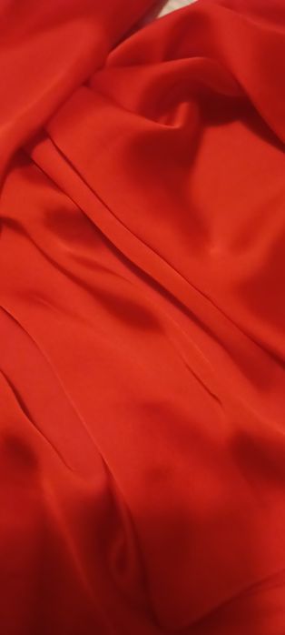 Lenço grande, leve, lindo, cor vermelha, 13€