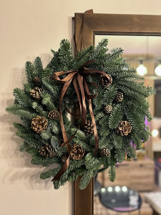 Wianek na drzwi z szyszkami