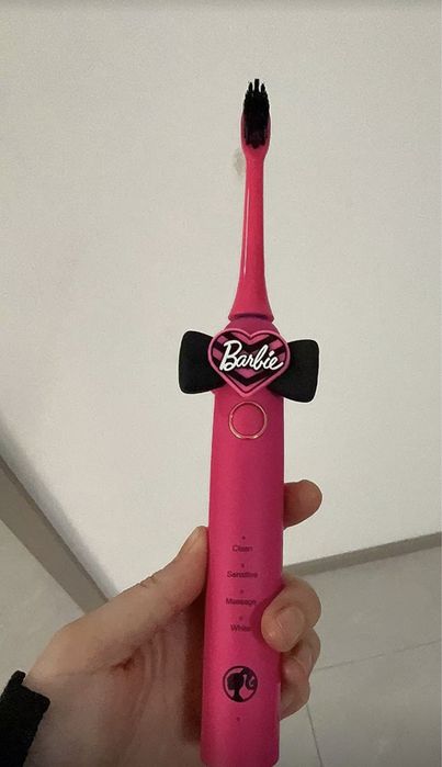 Электрическая зубная щетка в стиле BARBIE