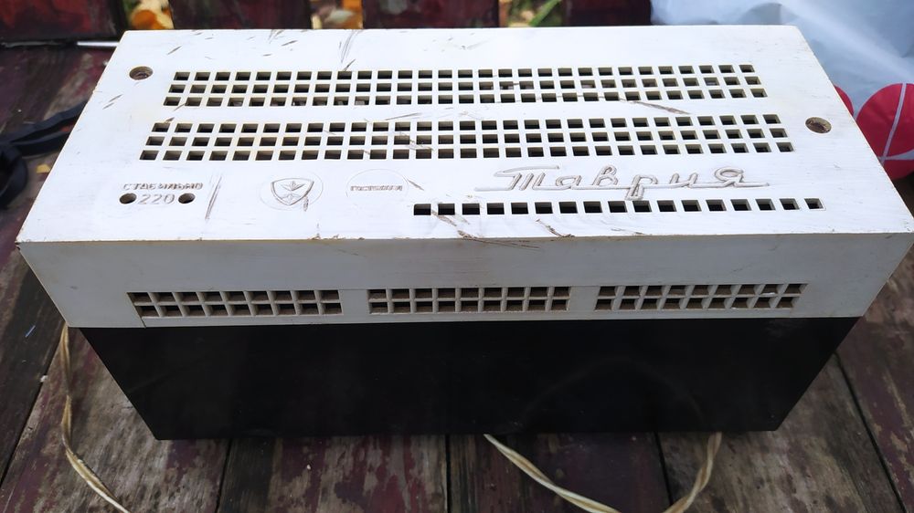 Стабилизатор напряжения советского производства в рабочем состоянии