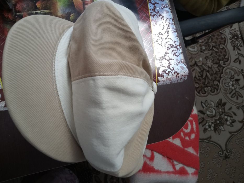 Берет з козирком