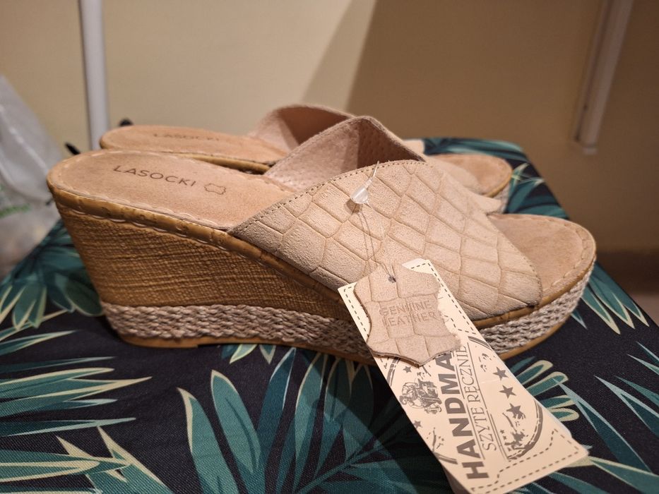 Buty na koturnie skórzane Lasocki