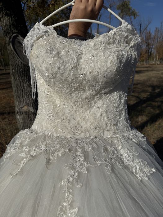 Весільна сукня пишна