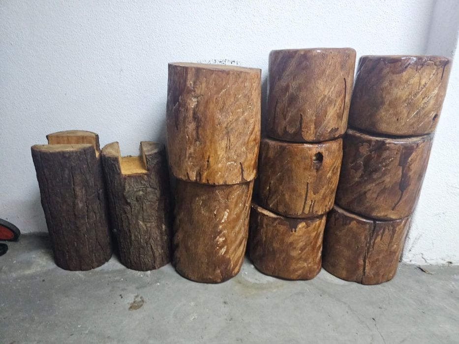 Estrutura em madeira casamento, troncos decoração, tapetes e base mesa