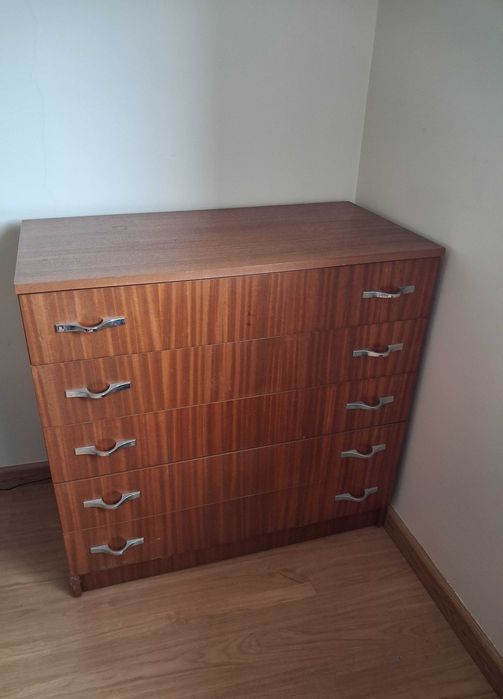 quarto de casal completo em tom mel escuro – qualidade e conforto