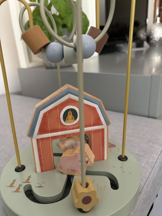 Espiral de atividades de animais em madeira