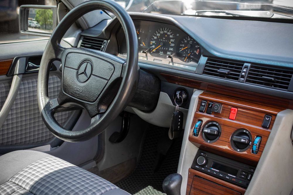 Mercedes-Benz E-Class 1993
