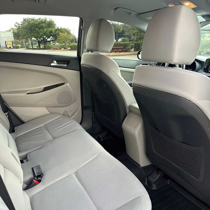 Hyundai Tucson SE      2019