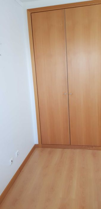 Quarto com roupeiro embutido e excelente luz natural.